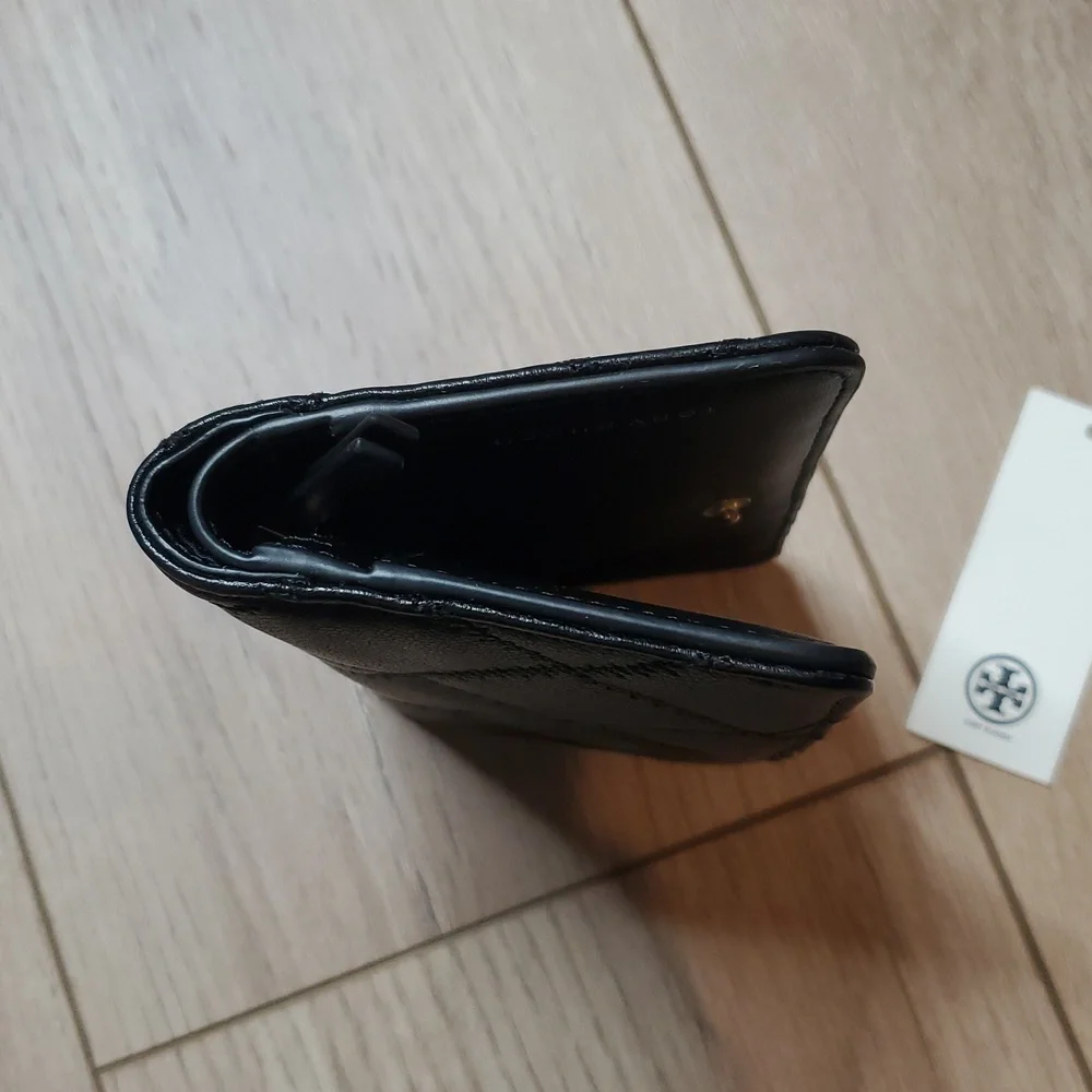 Tory Burch Quilted Willa Medium Wallet - Picture 8 of 10